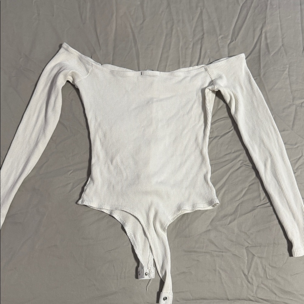 Off-Shoulder White Ribbed Bodysuit - Picture 3 of 3